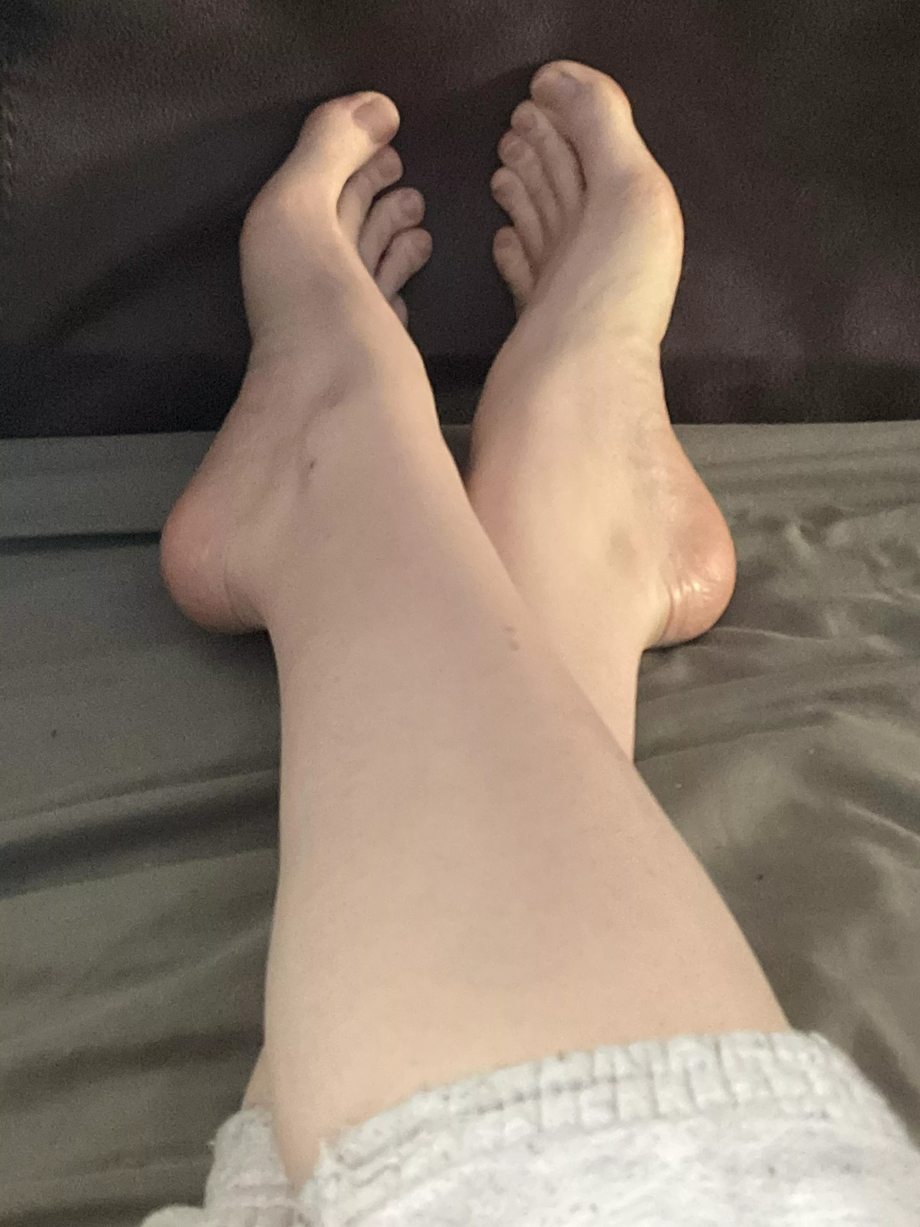 Are you the kind who would serve at my feet? 💋 posted by MissPirait