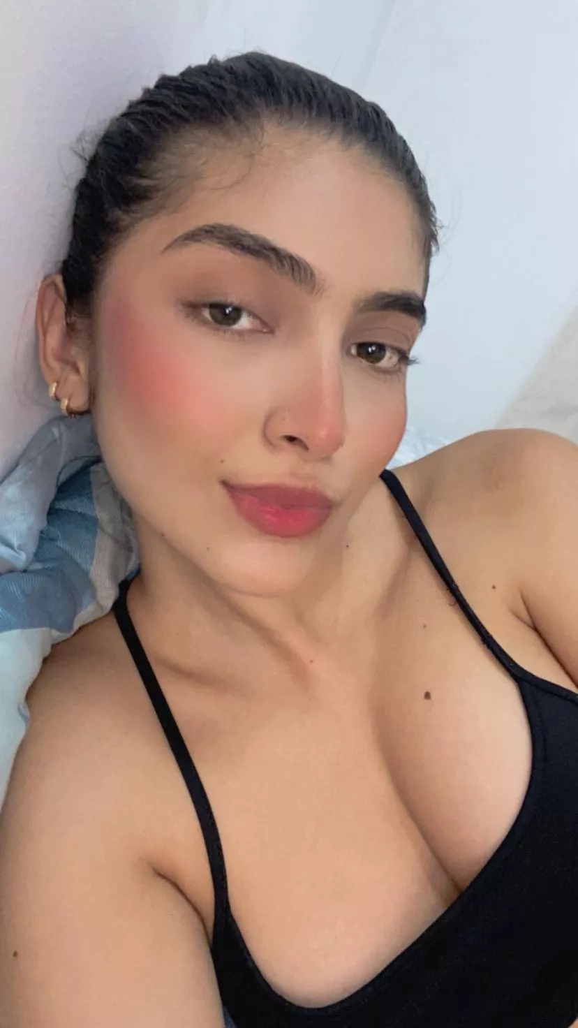 Come and chill with this pretty babe IUTR posted by No_Restaurant_3755