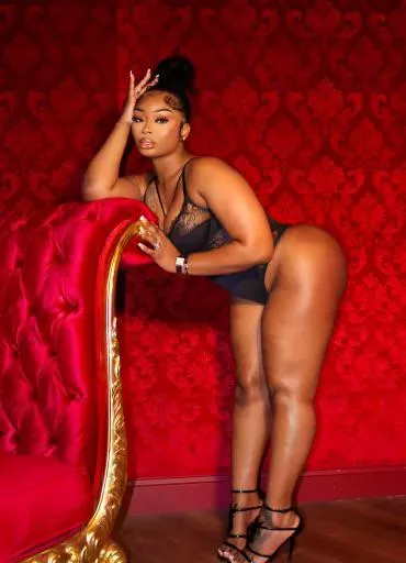 Does Black Look Good On Me? posted by Missblazex