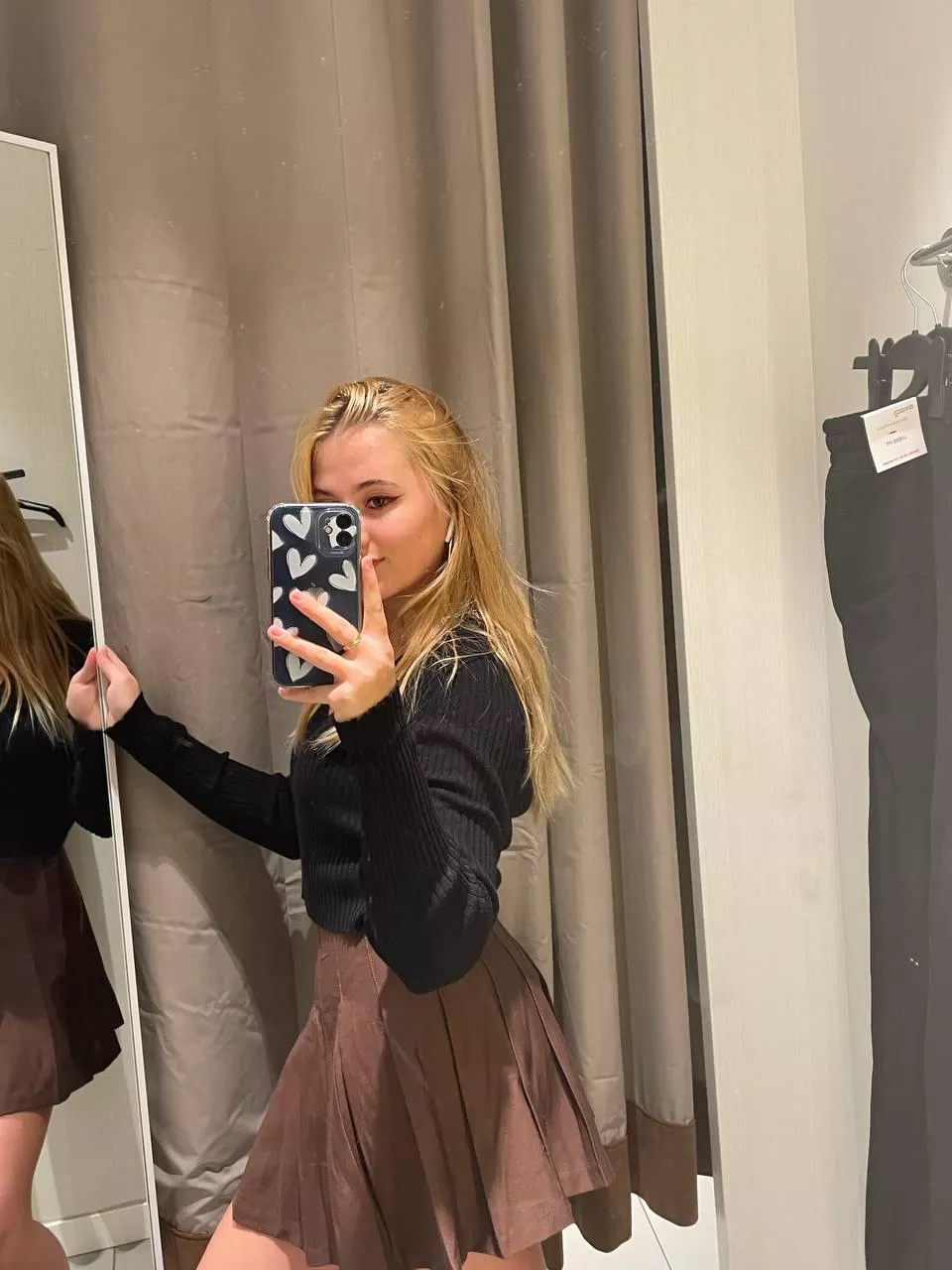 Feeling so pretty in my school skirt posted by Blue-eyedIceberg