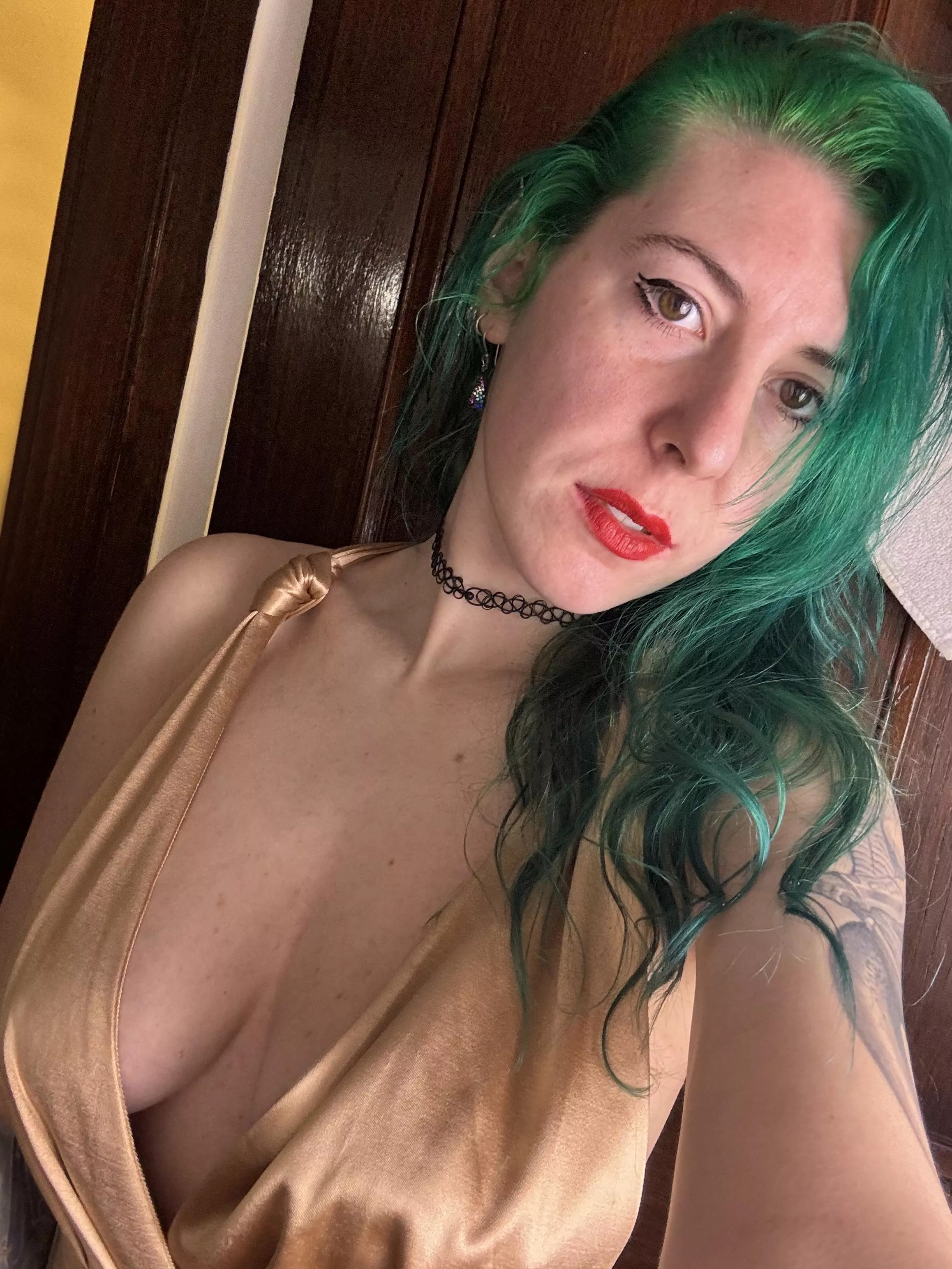 Golden hottie posted by sirenskiss3