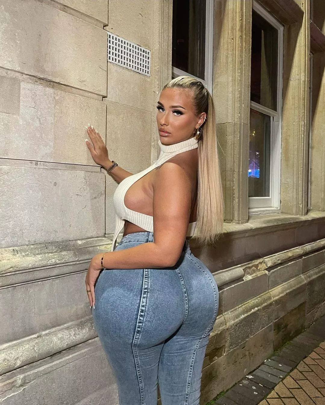 Hottie Helena posted by d4rksadist54