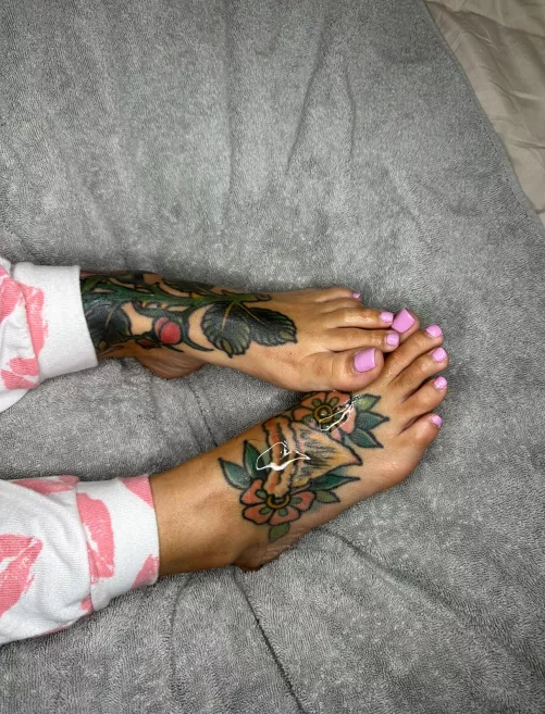 If you wanna pick which color my toes get fucked and cum on next , sub and message me 😋 by JennaXCole