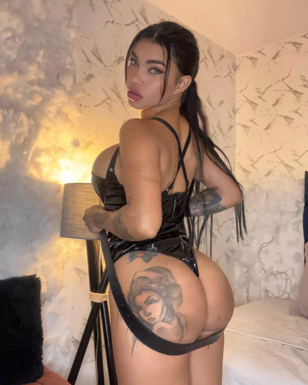 latex and belt😼 posted by truicearpo