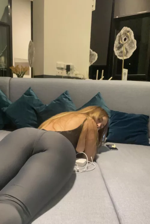 Look at me by Lerchesss_