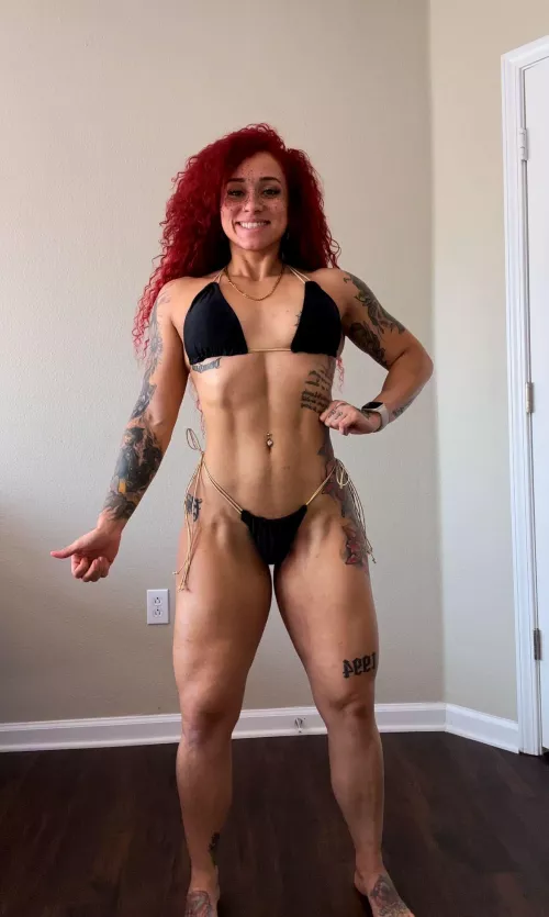 Muscled freckled babe in the house by Alexia_Richard