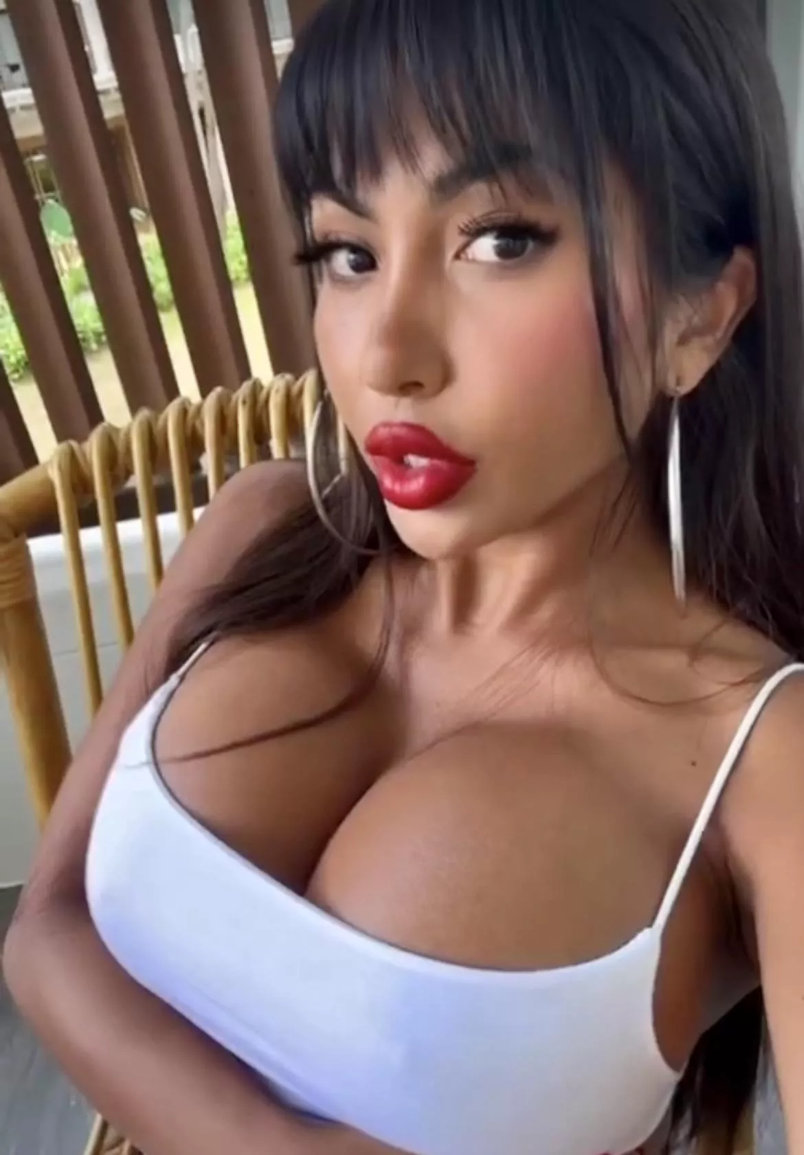 Red lipstick posted by LegoSweatshirt