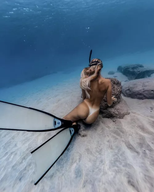 Snorkeling by the rocks by IAmSnort