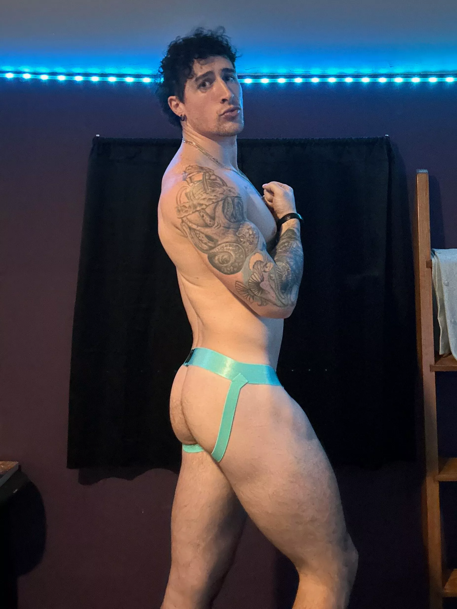 (28) Do you like this blue on me? posted by AtlasGaines