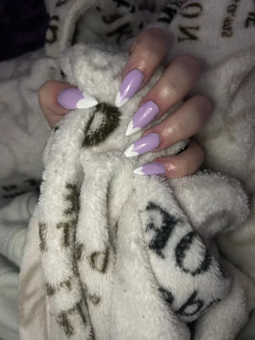 A week until Valentine’s Day means heart nail art by yourvanillatragedy