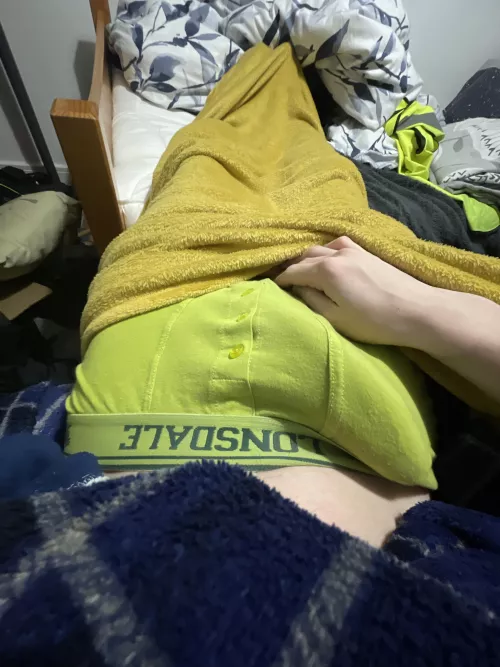 Any ladies wanna help me cum before I go to sleep? 21m straight by Maximum-Ad-573
