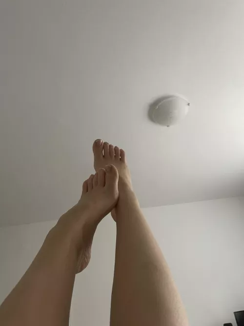 Been offline for a while, ready for you to worship me by FeetOnly05