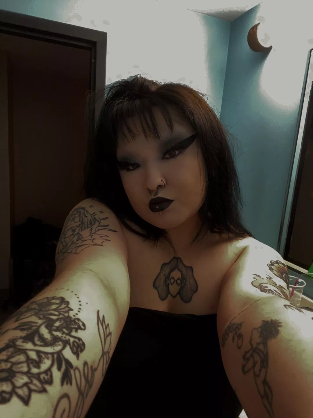 felt sexy 🖤 posted by g0thmxlf