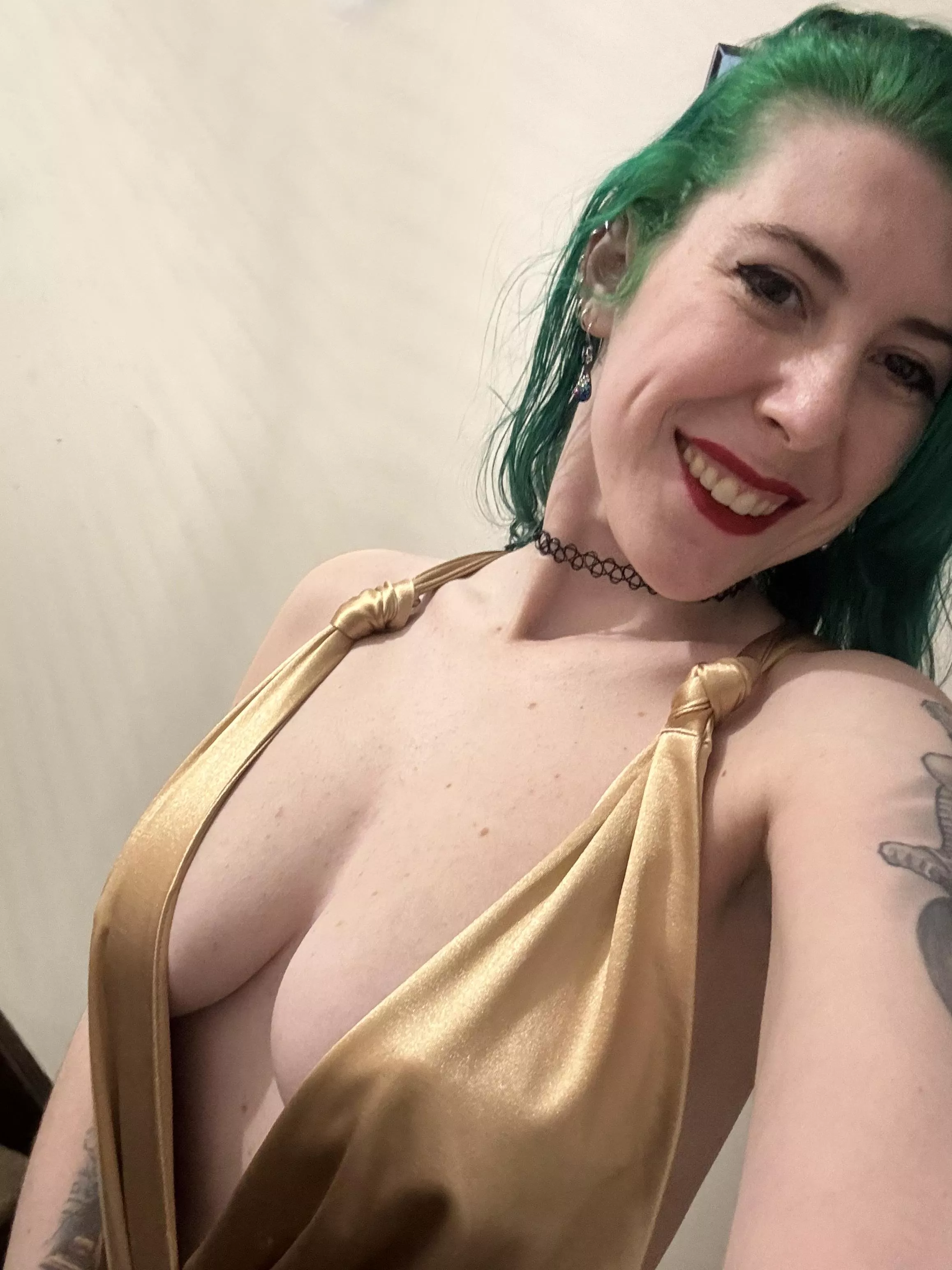 Golden hottie posted by sirenskiss3