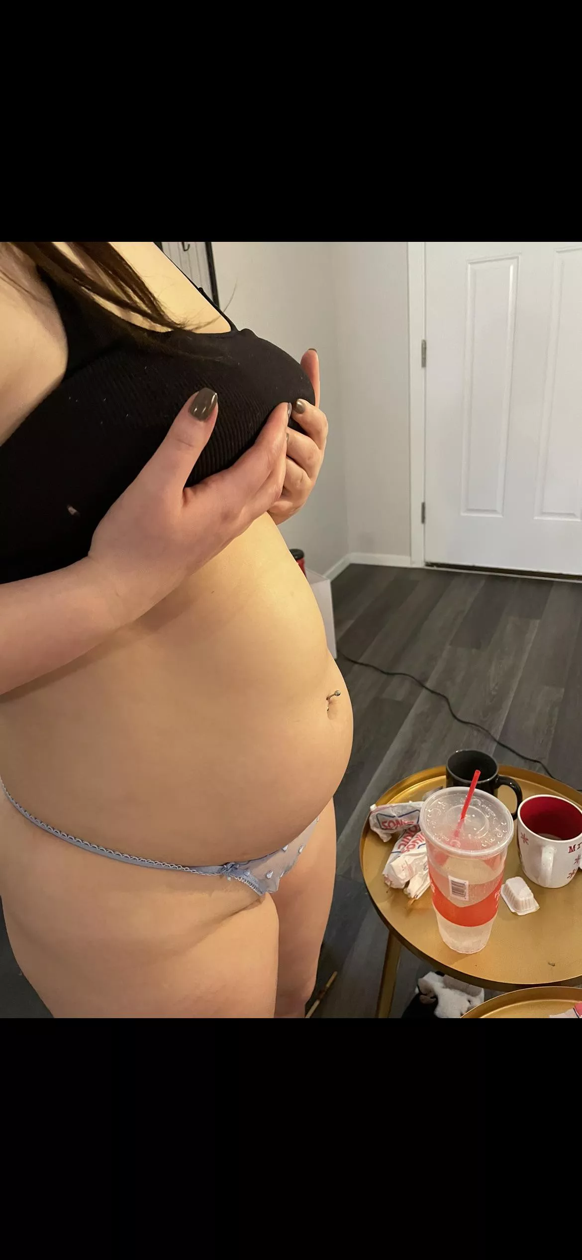 I love making my belly so big n round😍 posted by thickie_belly_queen