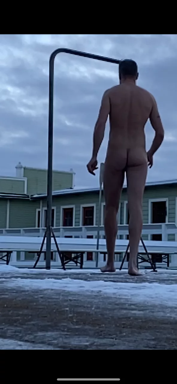 (M) Nude pull-ups in Scandinavia posted by Key_Sherbert4071