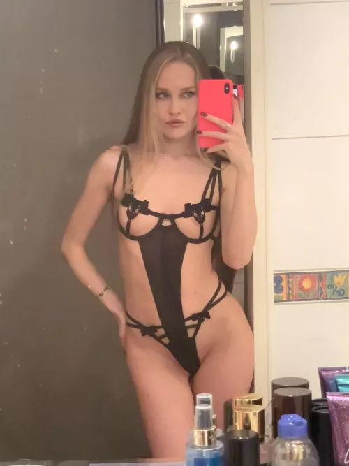 New lingerie for a date by lips_bitch