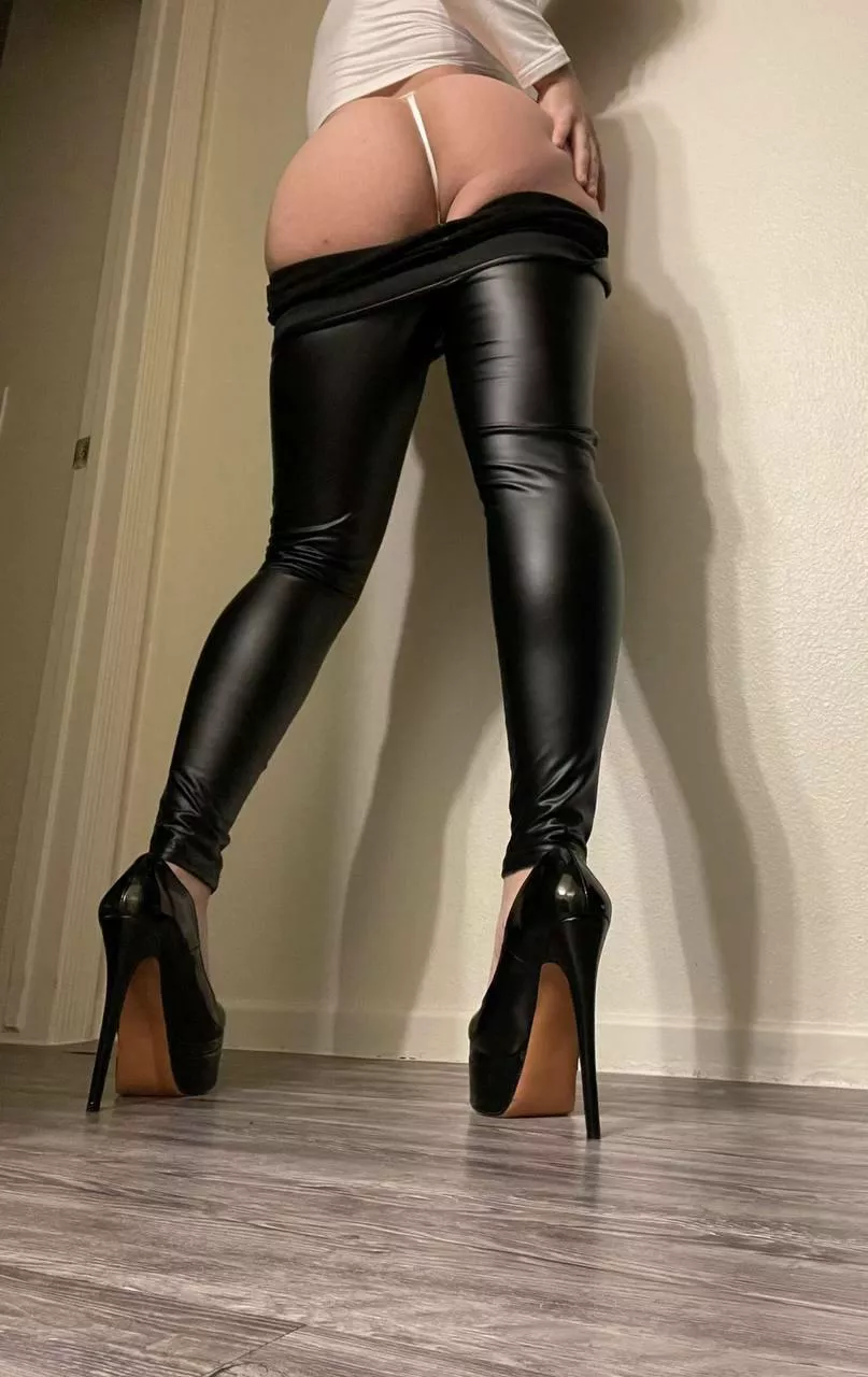 Pants down🍑 posted by Jennykim10029