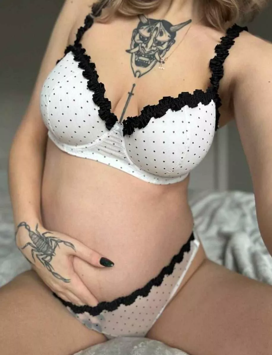 Pregnant women are still sexy posted by AstutelyRefuel