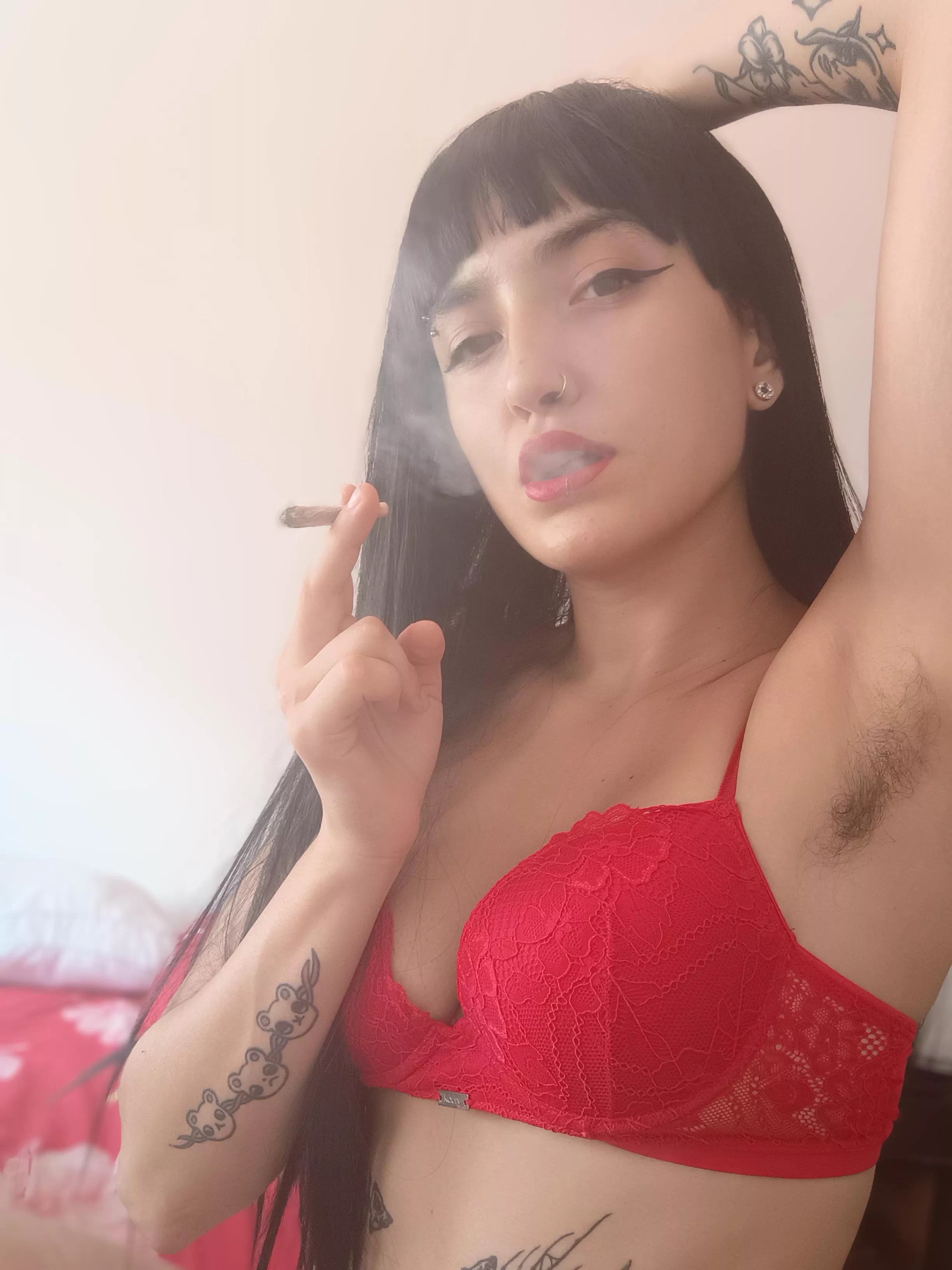 Smoke weed in my bed and play with my armpits posted by Esme420kinky
