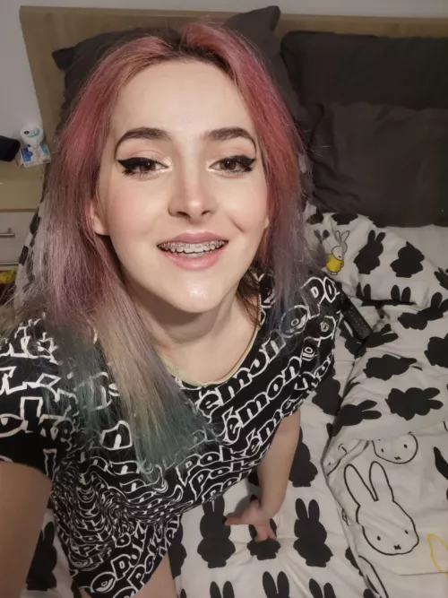 This is how you see me on my knees by miremi137