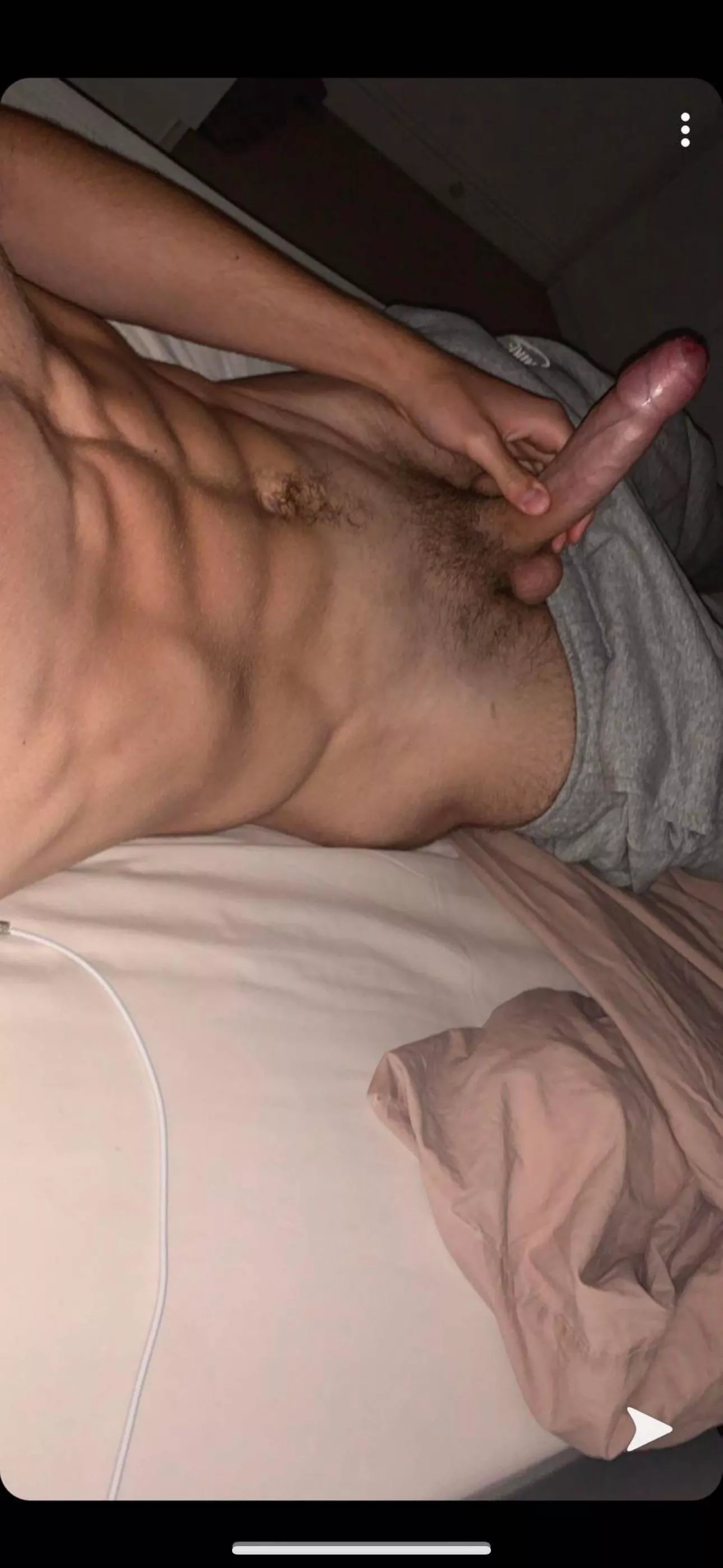 21 hmu hung and fit guys @officialerik.b posted by Erik7402