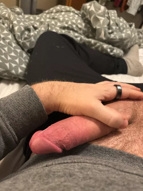 26, curious guy. Hung and looking for mates my age to chat to about being a dude. 🫣 dm me? by curiouskevlar