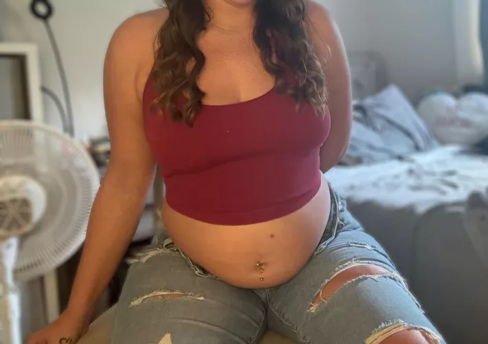 Belly offically rests comfortably on my thighs ❤️💫 by bellagirlsbelly