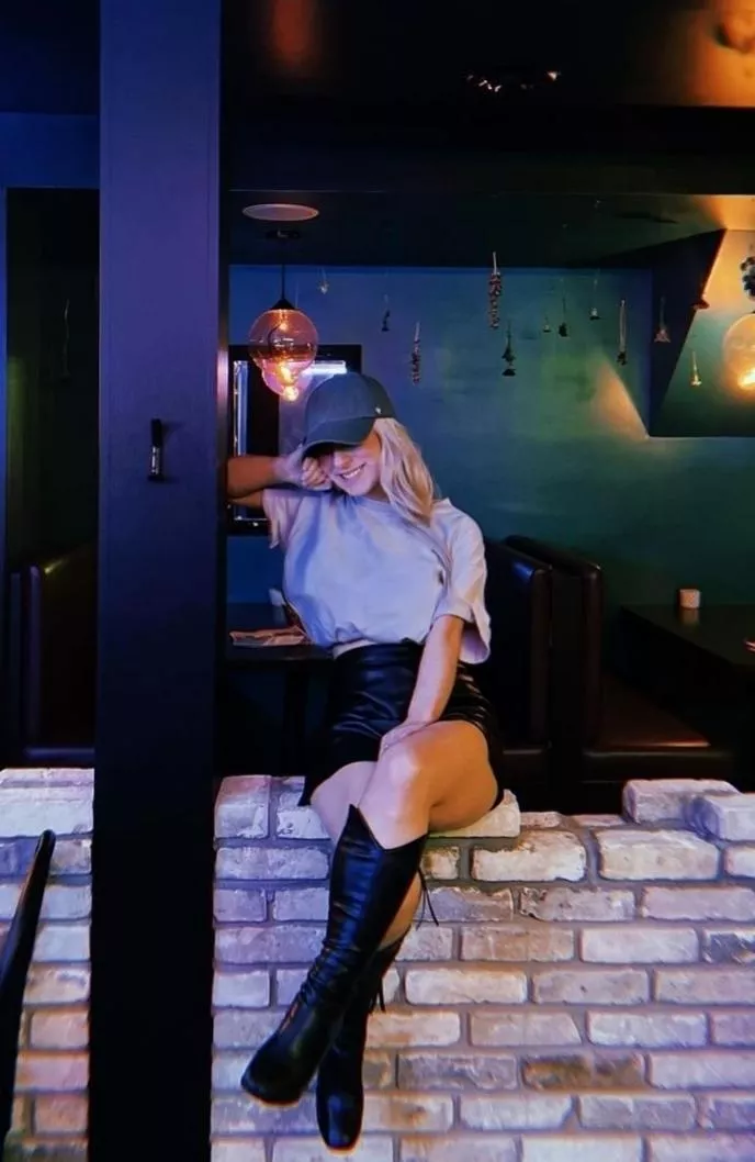 Blonde Legs posted by Yourpervfriend