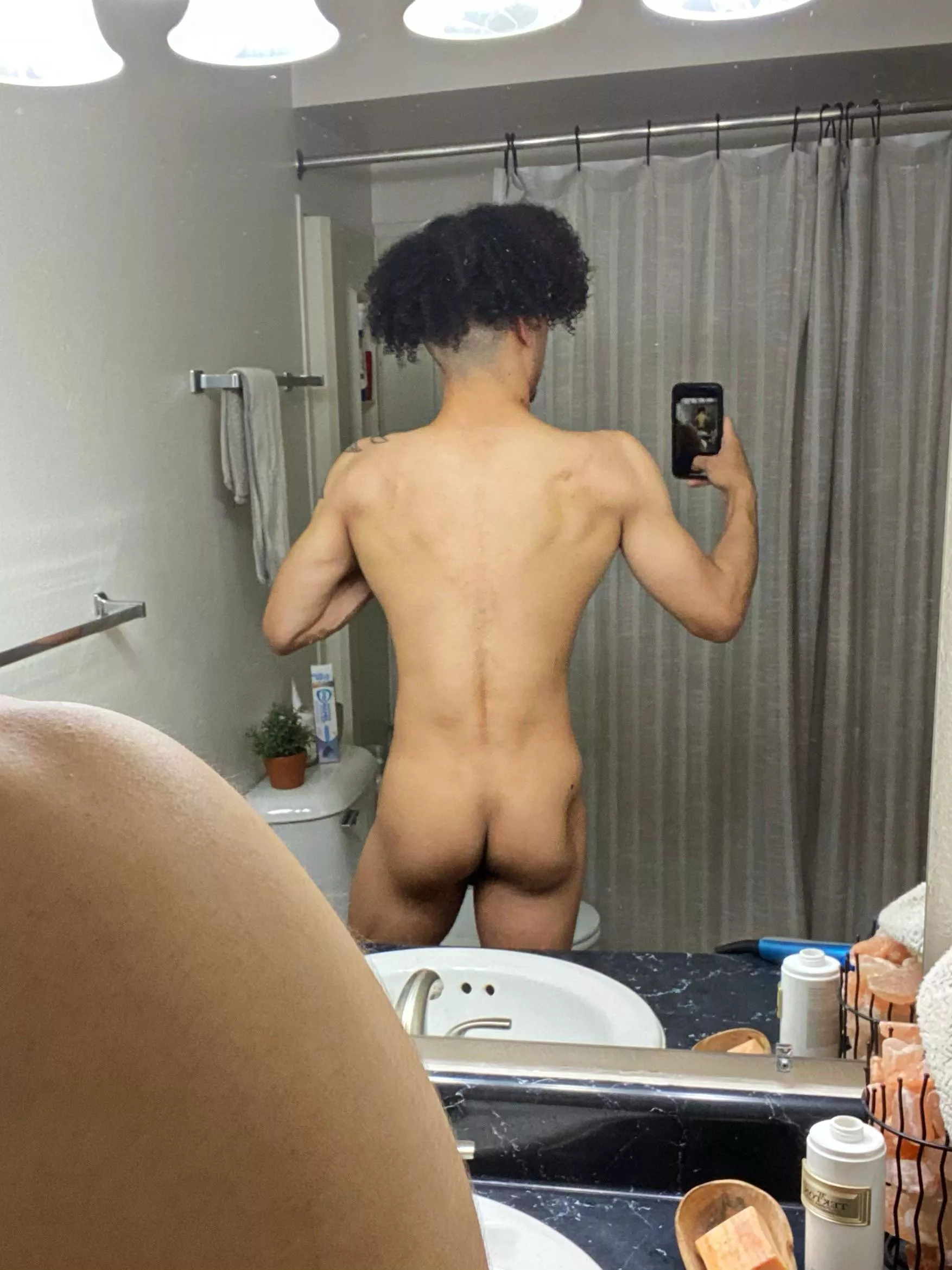 guess what we’re training today🍑 posted by SomeoneHelpUs