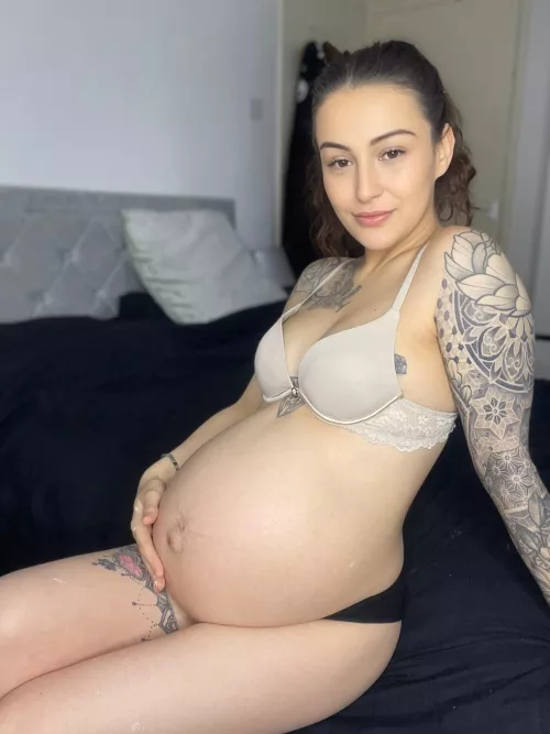 Heavily pregnant British MILF by jaceyleax