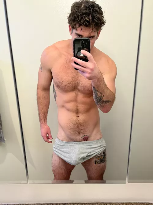 I need to find me a muscle mommy. DM me if that’s you by EZD772