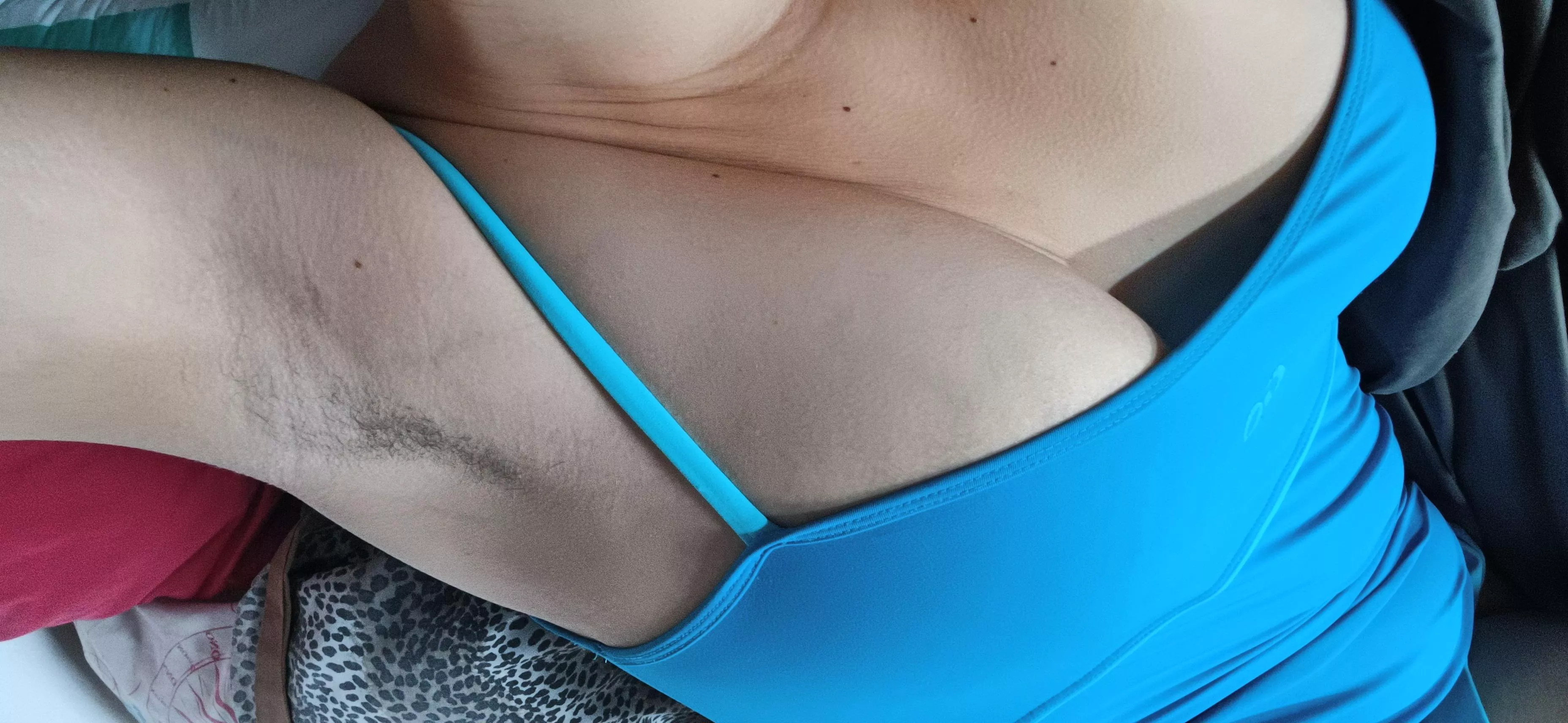 Imagine you are on a first date, I raise my arms and you see my hairy armpits, do you get up and leave or would you compliment them? posted by horus_exoticco