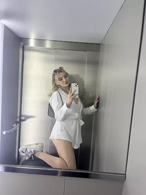 imagine youre coming in the elevator and you see me, whats your next move? by CarnallyPump