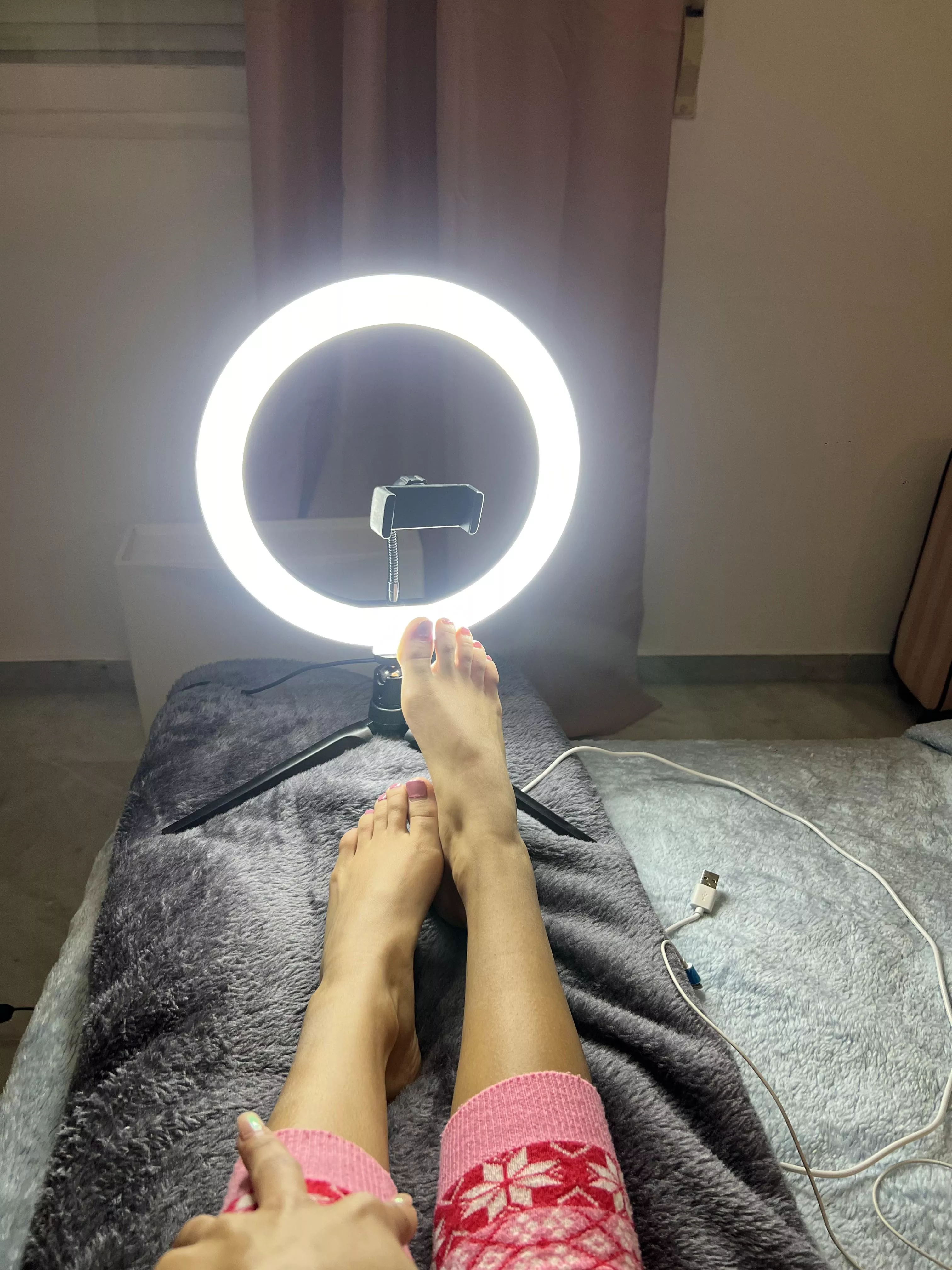 Just some cute petite feet in some light posted by Jamilalak
