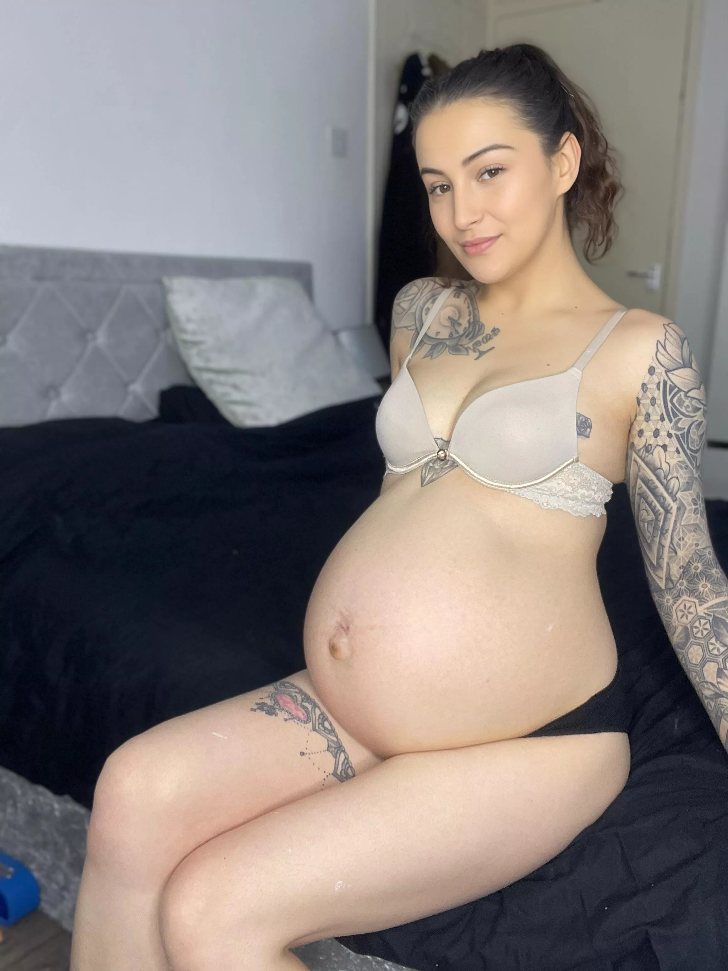 My page is $5 only as I have a sale on! British, hot MILF! Solo, BG, Pregnancy and pre pregnancy content… customs available too! Link in comments posted by jaceyleax