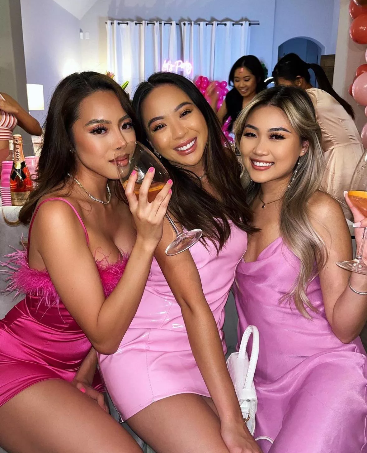 Pretty Asians in Pink posted by txtx069