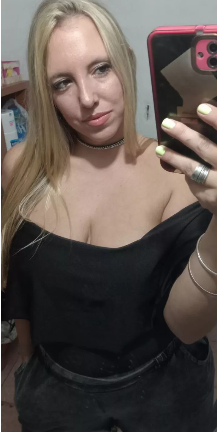 So sexy and always want to take a selfie like this posted by nicolenextdooor