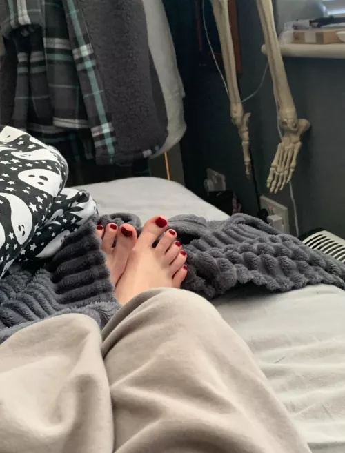 Such tiny feet (comments and DMs very welcome ;) by TwilightGirl07