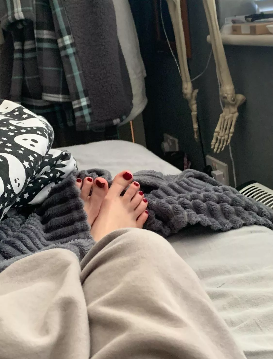 Such tiny feet (comments and DMs very welcome ;) posted by TwilightGirl07