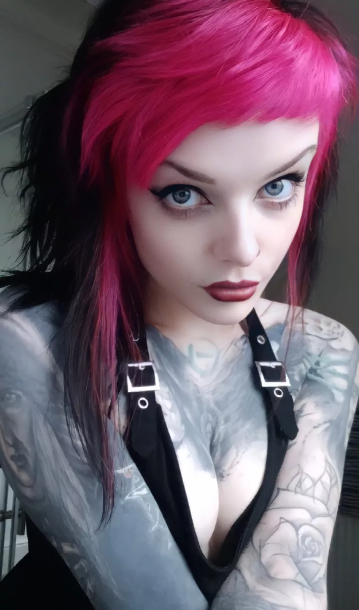 The look a goth slut gives you before she begs you to creampie her posted by PixxiGrrl_