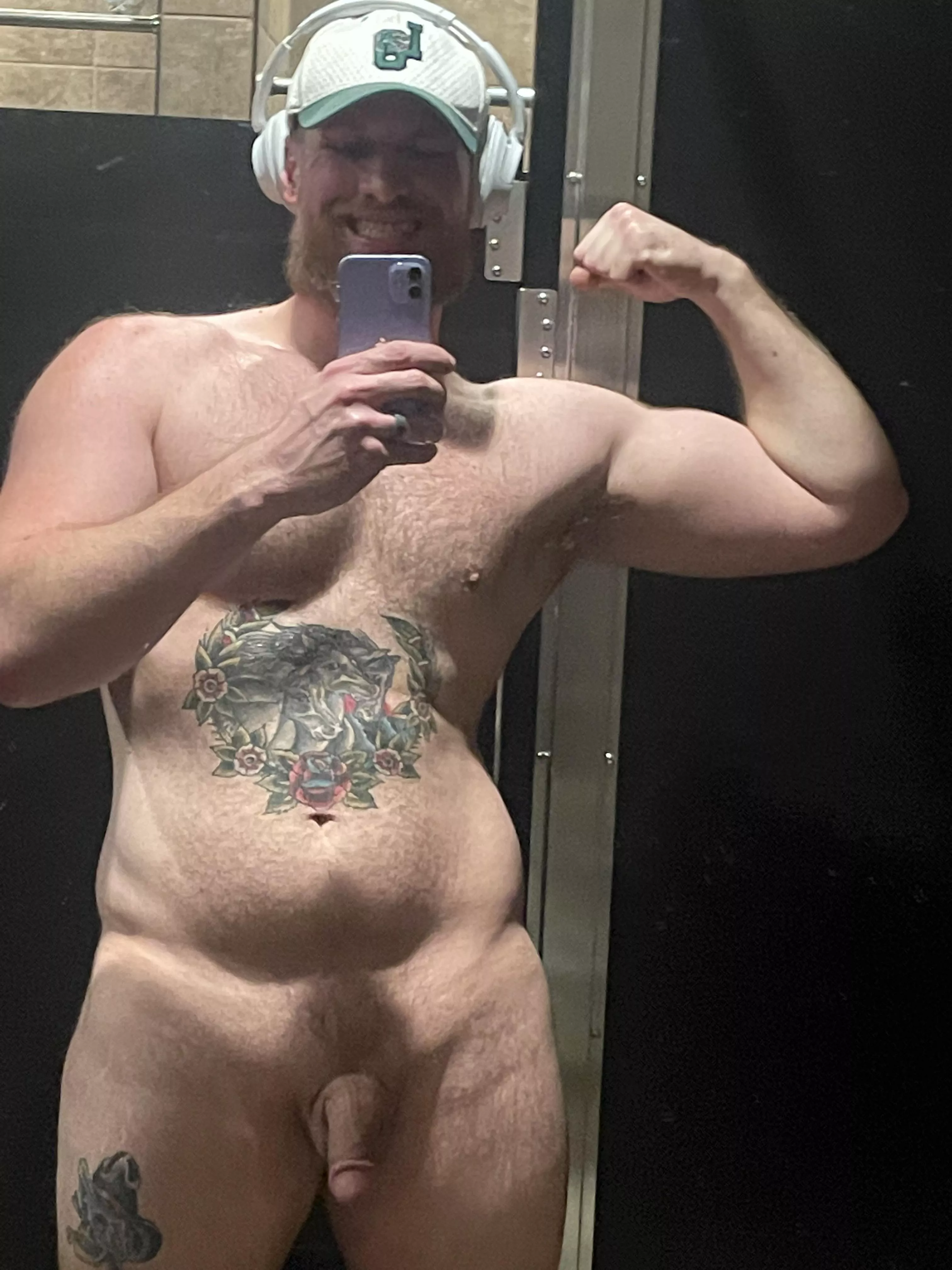 2 [m] in the gym and I am fucking loving my body posted by BeardedDaddy90