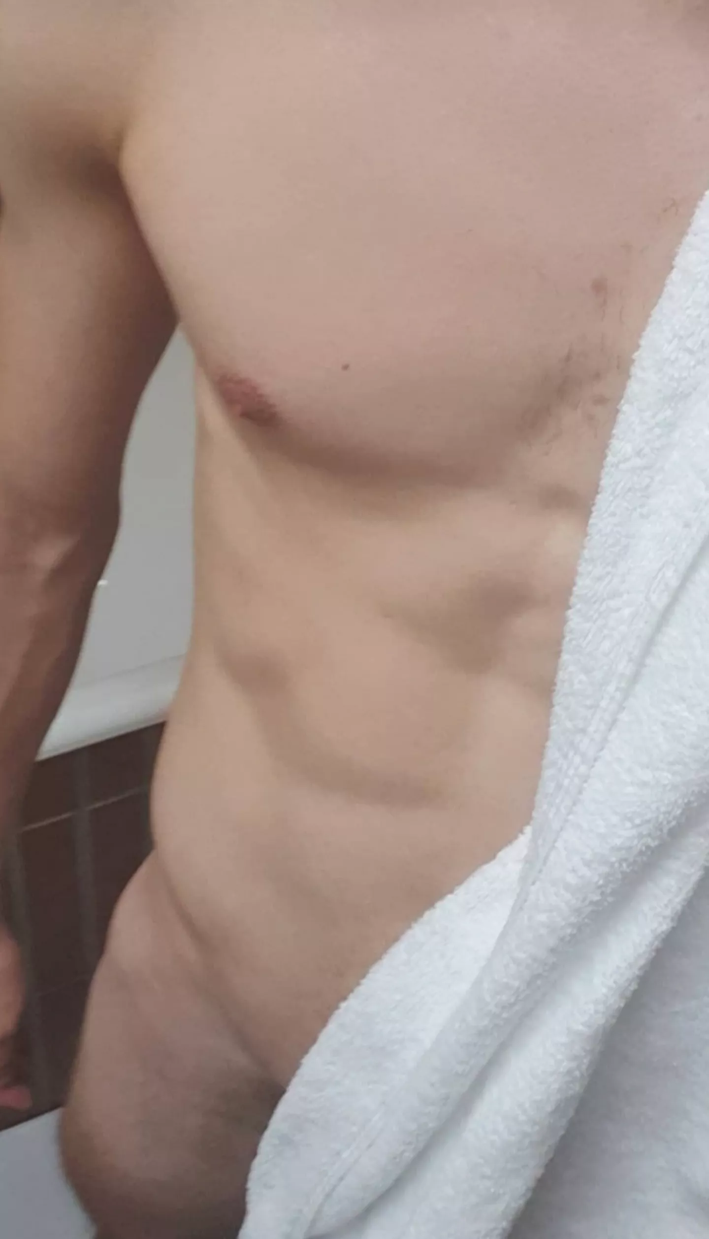 24 Bored straight guy here. Any fit or skinny guys wanna keep me company? posted by Batica_gym99