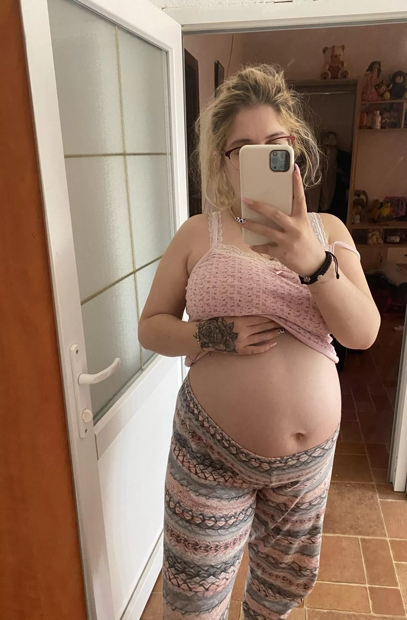 Am I attractive despite being pregnant? posted by AspiringShoplifting