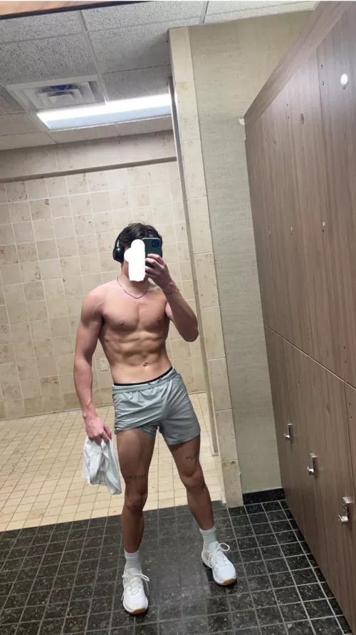 Frat bro 22 bttm, hmu freaky+ +bwc +same age, dm w a pic by College_boy1415