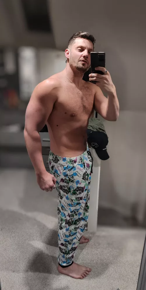 Happy Thursday!! Do you like my new Batman lounge pants? by No_Post8064