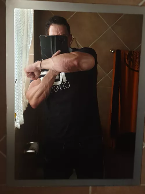 I tried to catch the road map of veins on my forearm, you can still see some of it by Fila4000