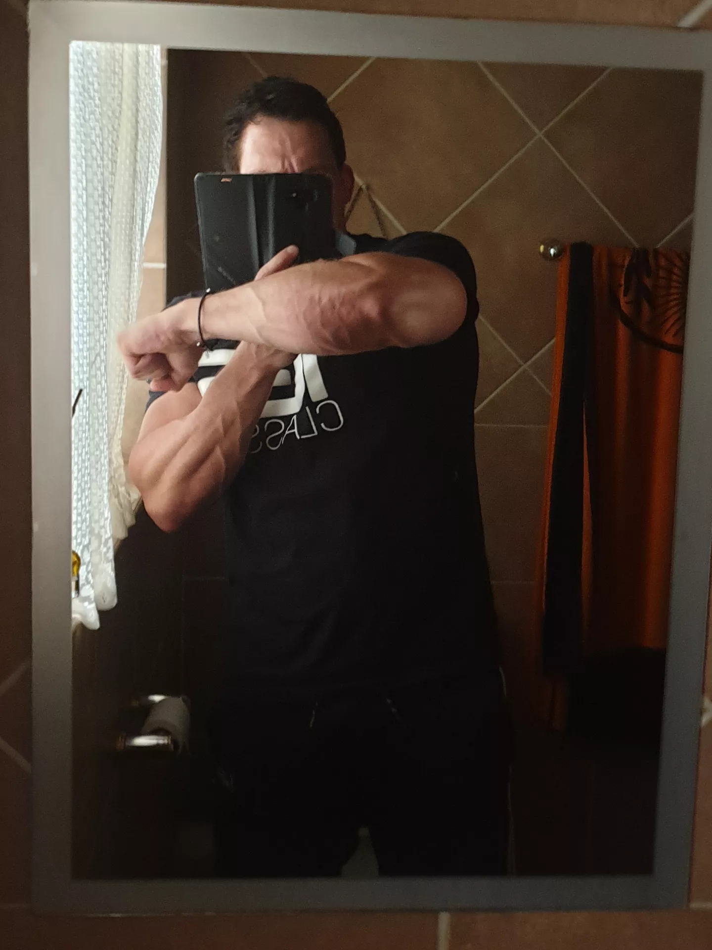 I tried to catch the road map of veins on my forearm, you can still see some of it posted by Fila4000