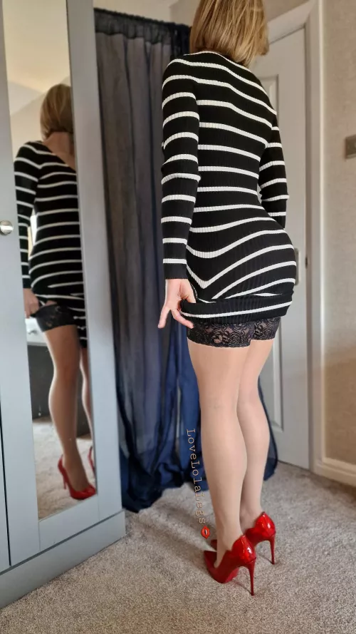 Is there anything better than a flash of stocking tops 👄 by lovelolalegs