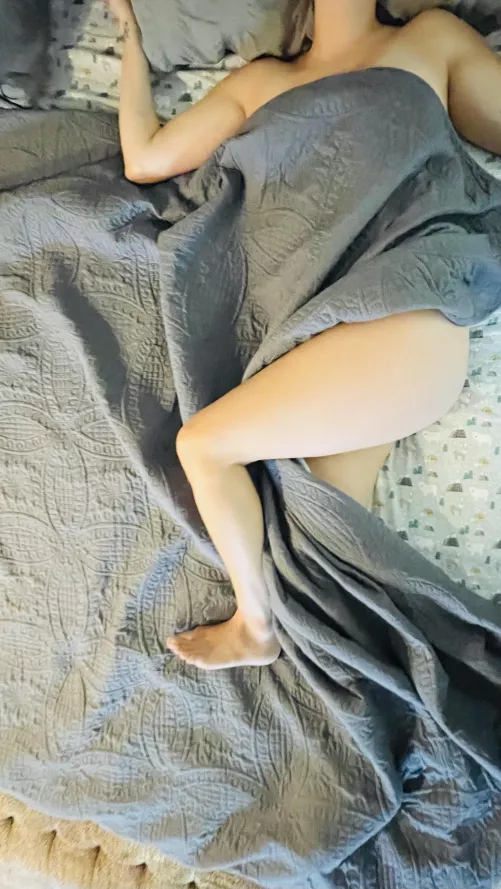 Join me under the covers? by Aurora_MILFS